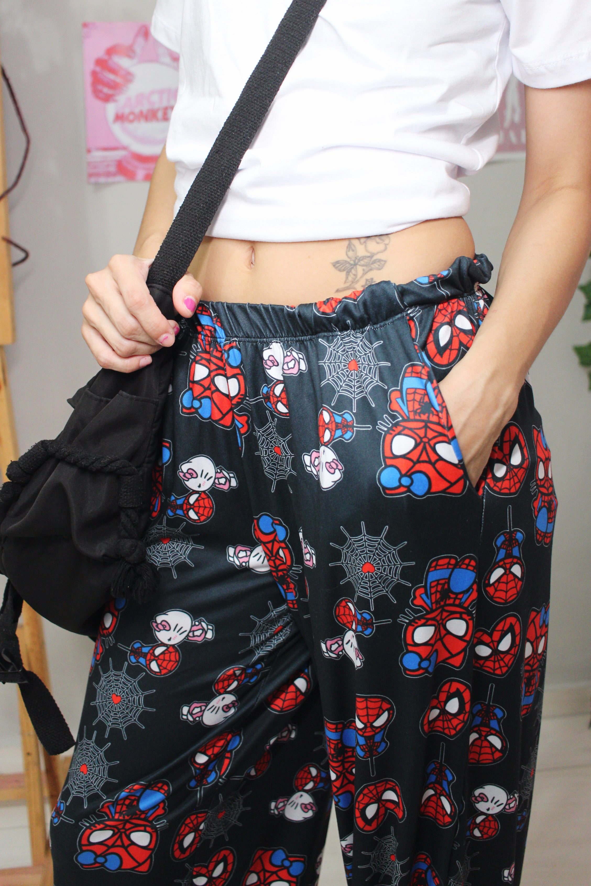 Hello Kitty e Homem aranha preta calça