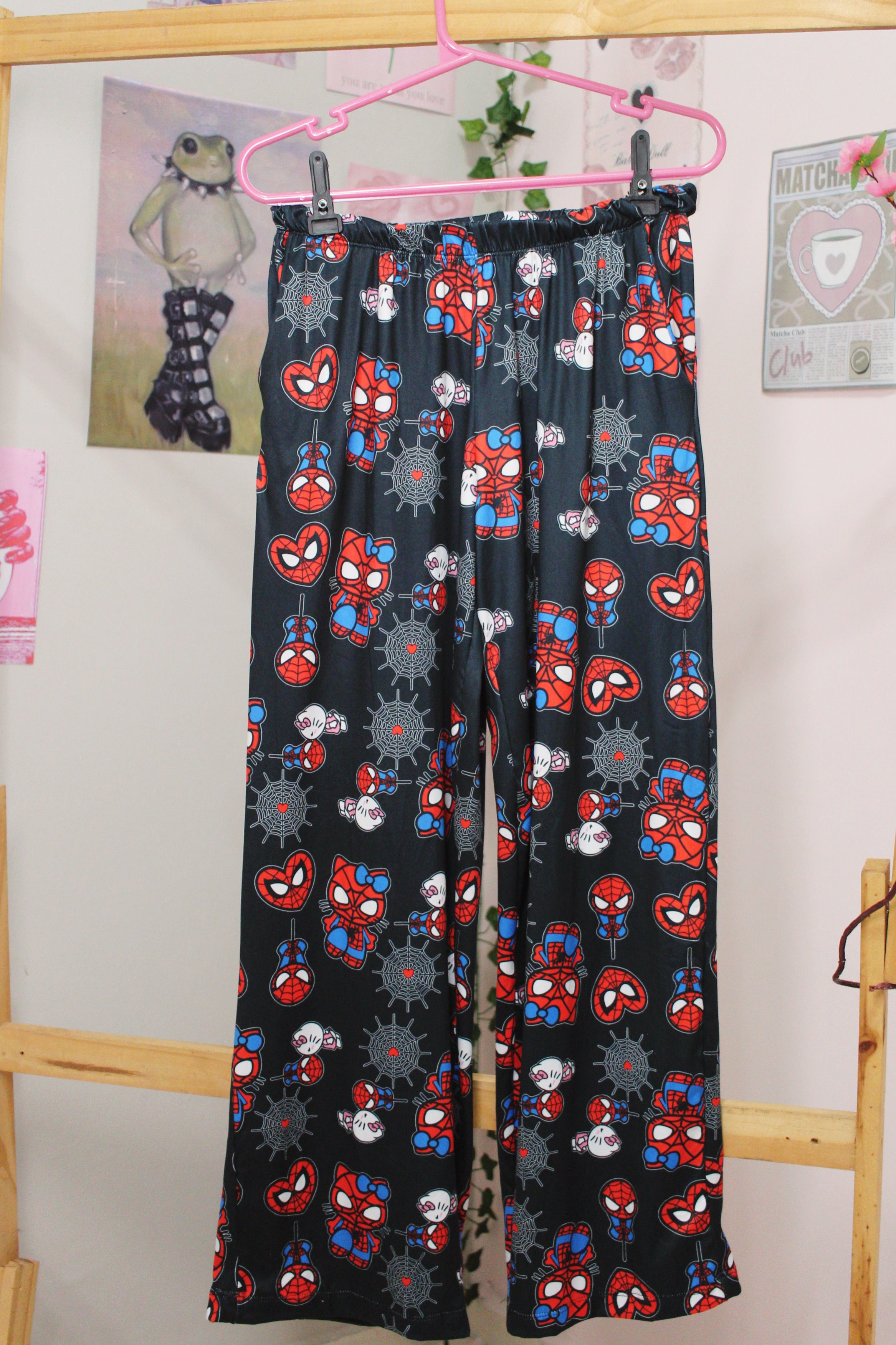 Hello Kitty e Homem aranha preta calça