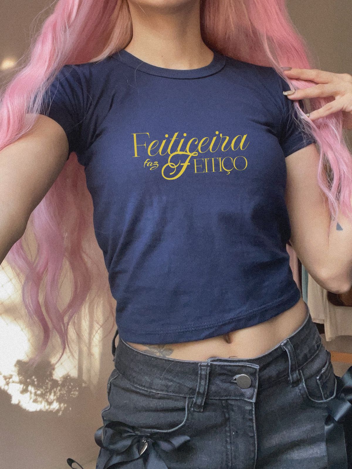 Feiticeira faz feitiço baby tee
