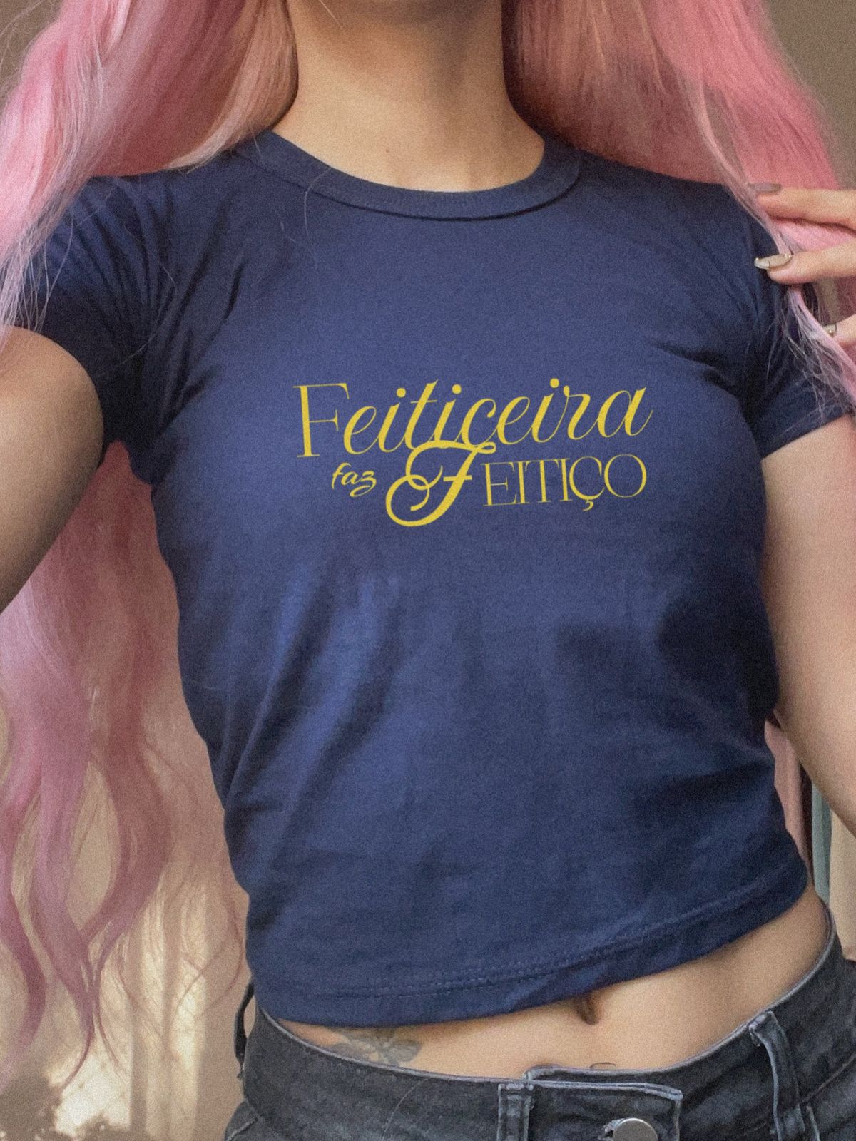 Feiticeira faz feitiço baby tee