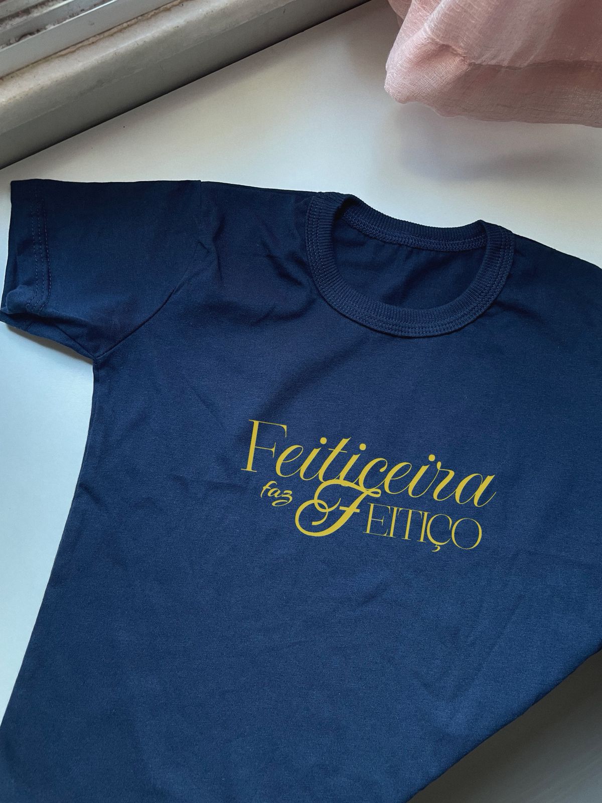 Feiticeira faz feitiço baby tee