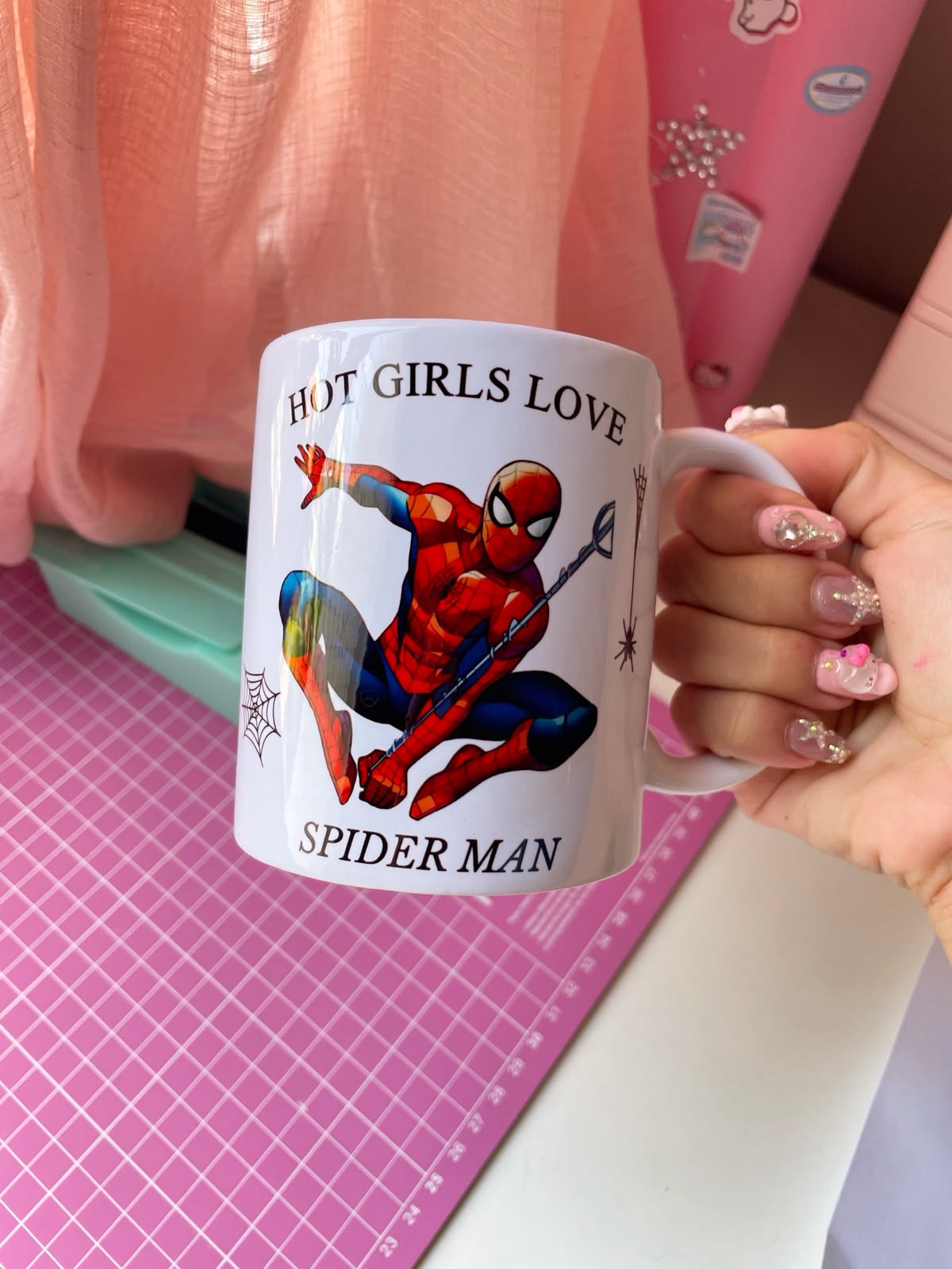 Caneca hot girls love spider man